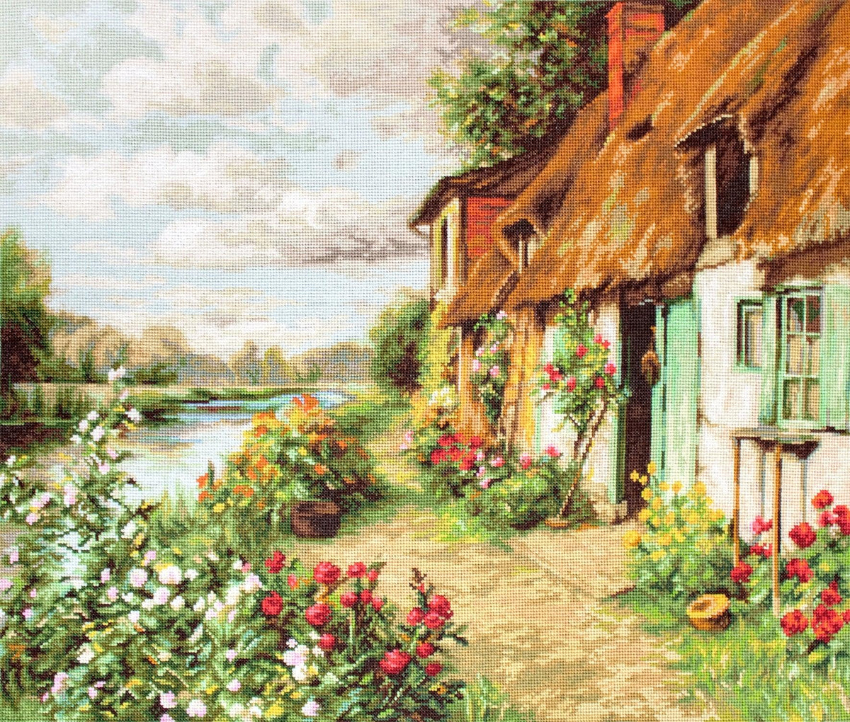 Kit completo da ricamo a mezzo punto Luca-S G571 – Paesaggio (Landscape). Paesaggio di campagna con una casa rustica, un giardino fiorito e un sentiero vicino all'acqua.