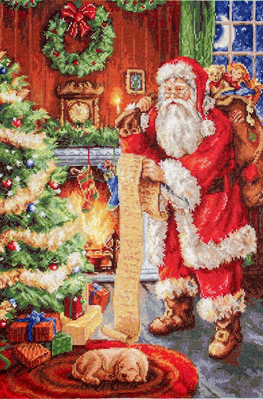 Kit completo da ricamo a mezzo punto Luca-S G578 – Babbo Natale (Santa Claus). Babbo Natale in una stanza addobbata per Natale, accanto a un albero decorato e ai regali.