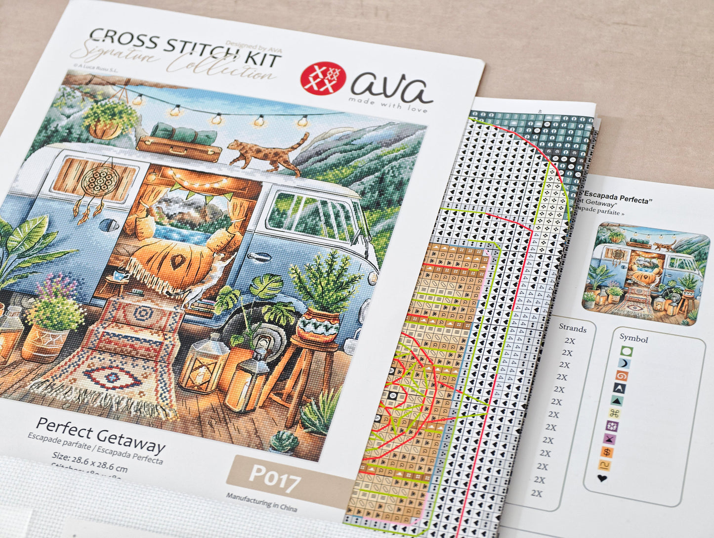 Dettaglio 3 del kit ricamo AVA P017 – Casa è dove parcheggiamo