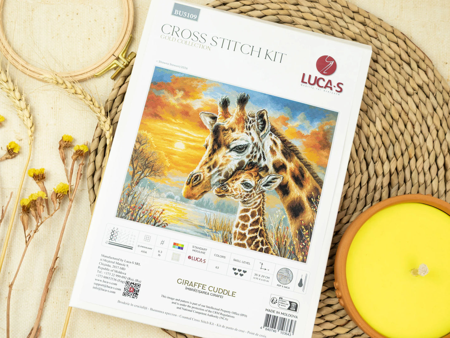 BU5109 Kit punto croce Luca-S –  Coccole alla giraffa