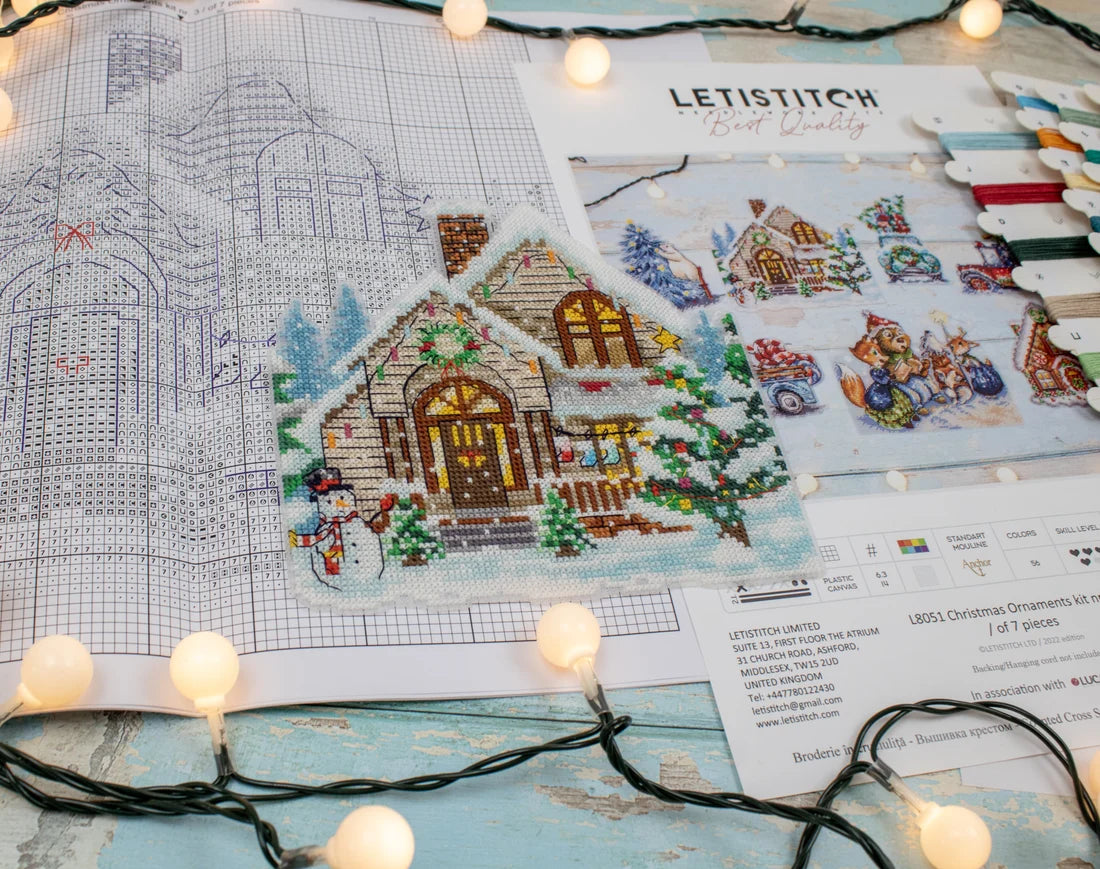 L8051 Letistitch – decorazione natalizia con casetta ricamata