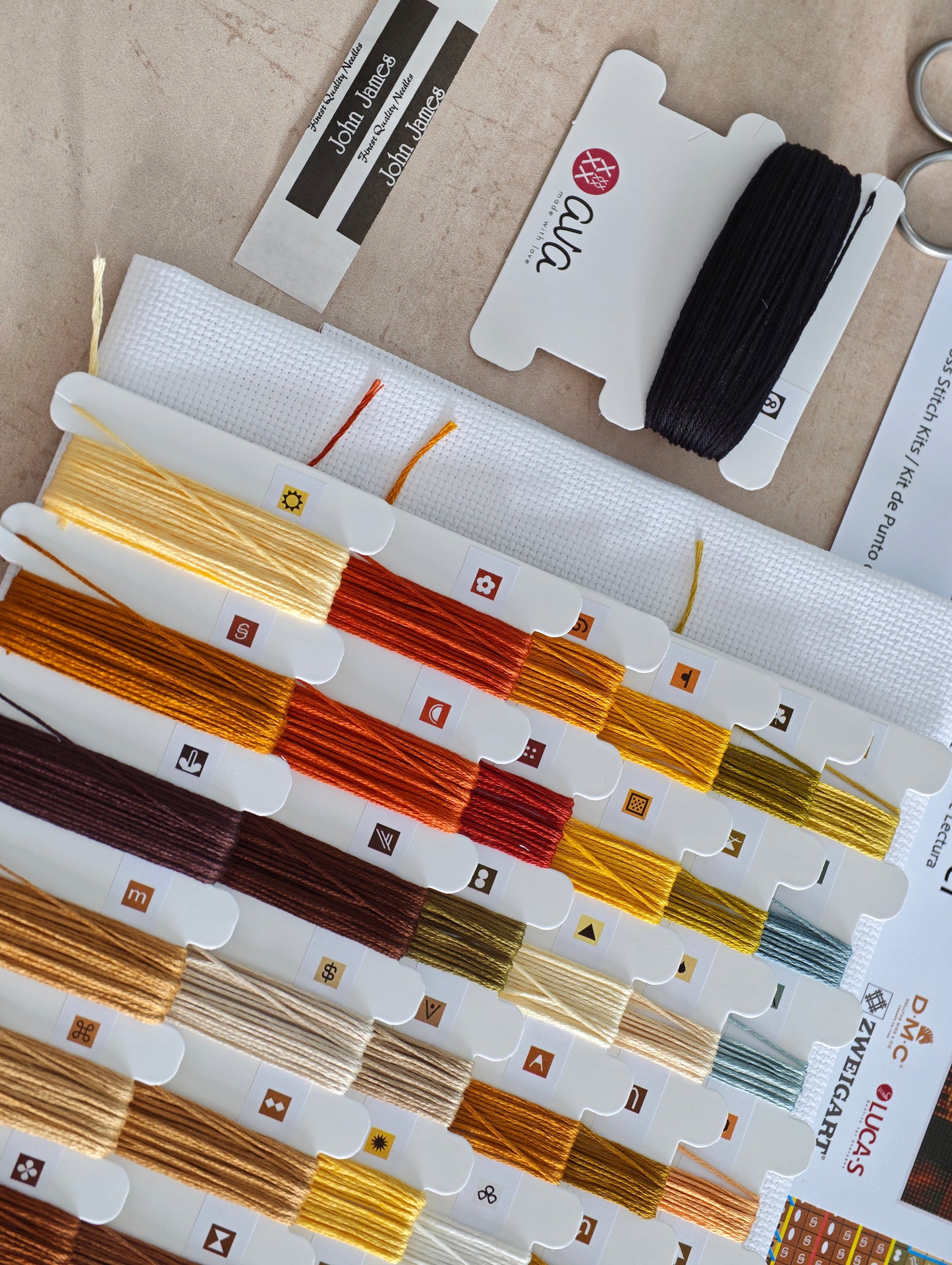 Dettaglio 10 del kit ricamo AVA P111 – Angolo lettura