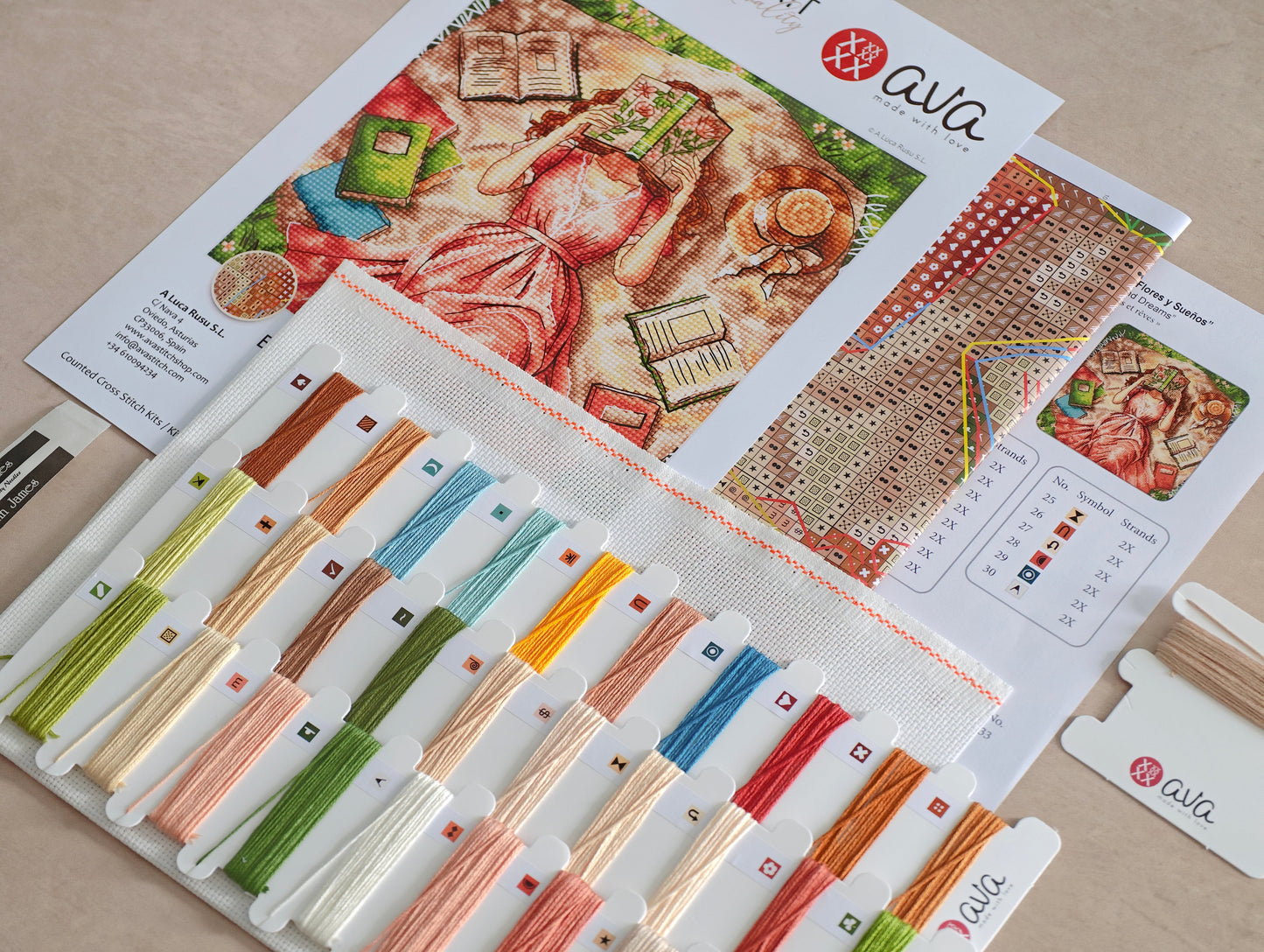 Dettaglio 4 del kit ricamo AVA P114 – Libri, fiori e sogni