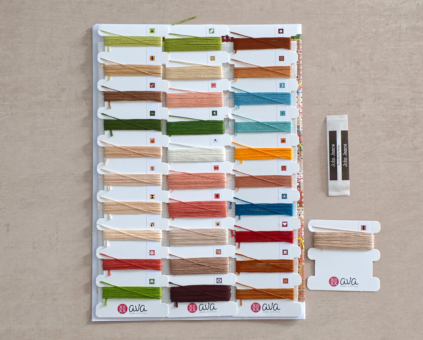Dettaglio 5 del kit ricamo AVA P114 – Libri, fiori e sogni