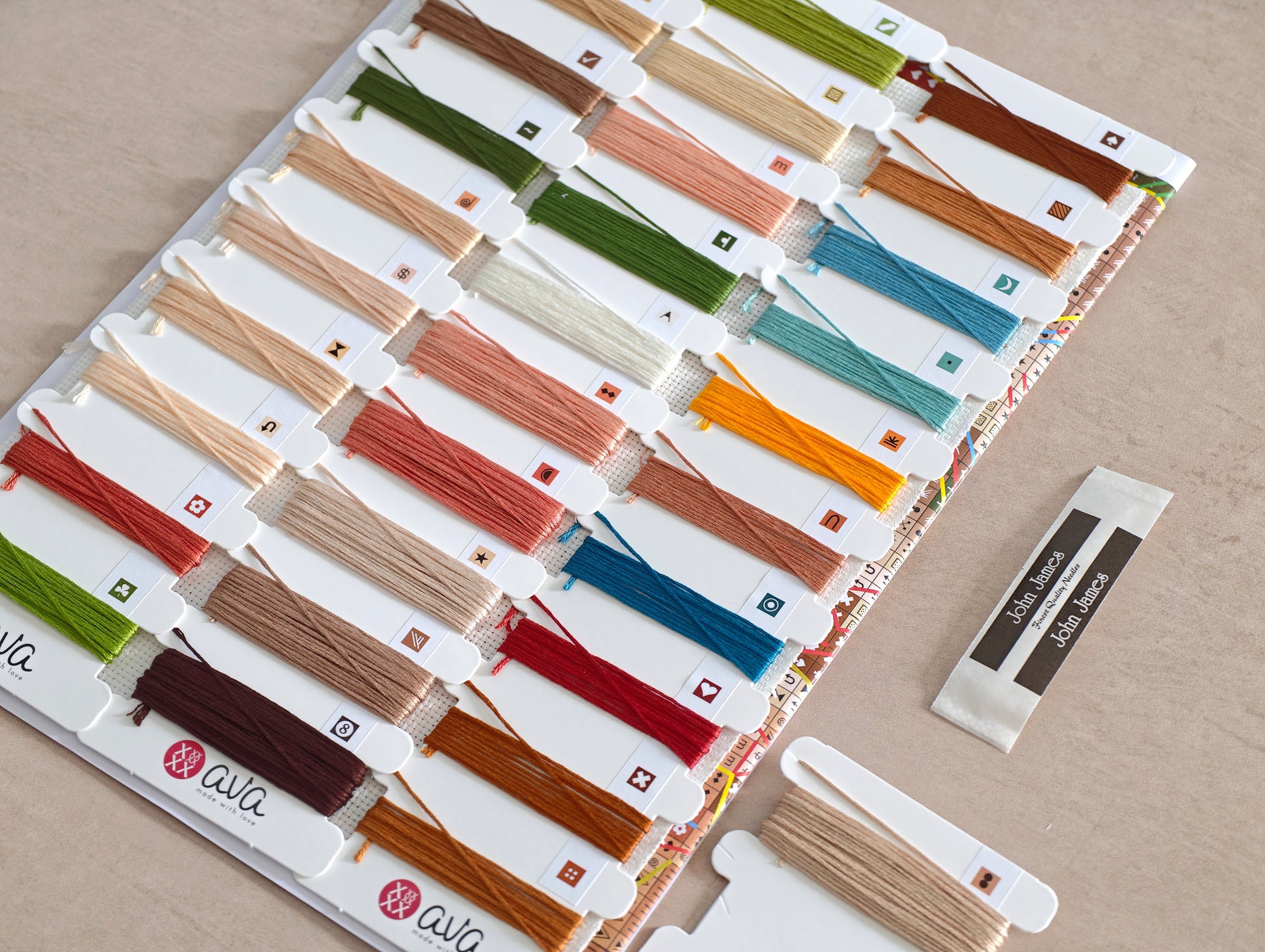 Dettaglio 6 del kit ricamo AVA P114 – Libri, fiori e sogni