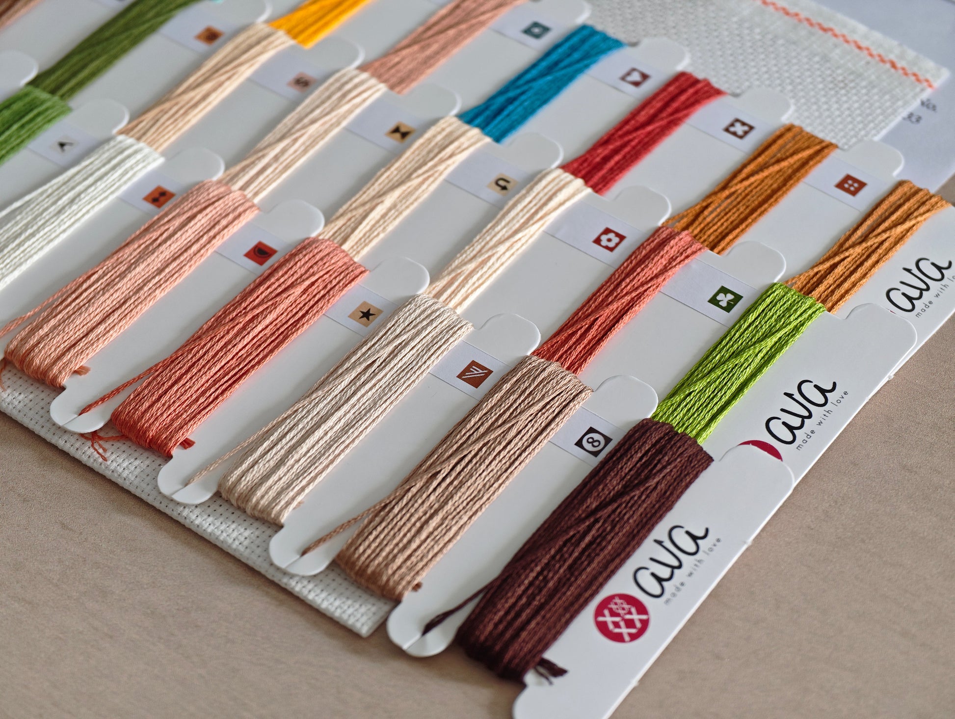 Dettaglio 7 del kit ricamo AVA P114 – Libri, fiori e sogni