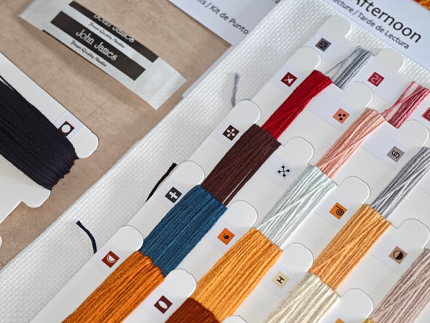 Dettaglio 5 del kit ricamo AVA P195 – Pomeriggio di lettura