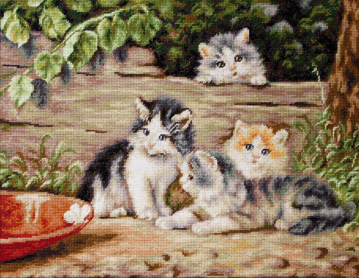Kit completo da ricamo a mezzo punto Luca-S G556 – Gatti (The Cats). Tre gattini vicino a una cesta di vimini, con altri gattini che osservano dall'interno.