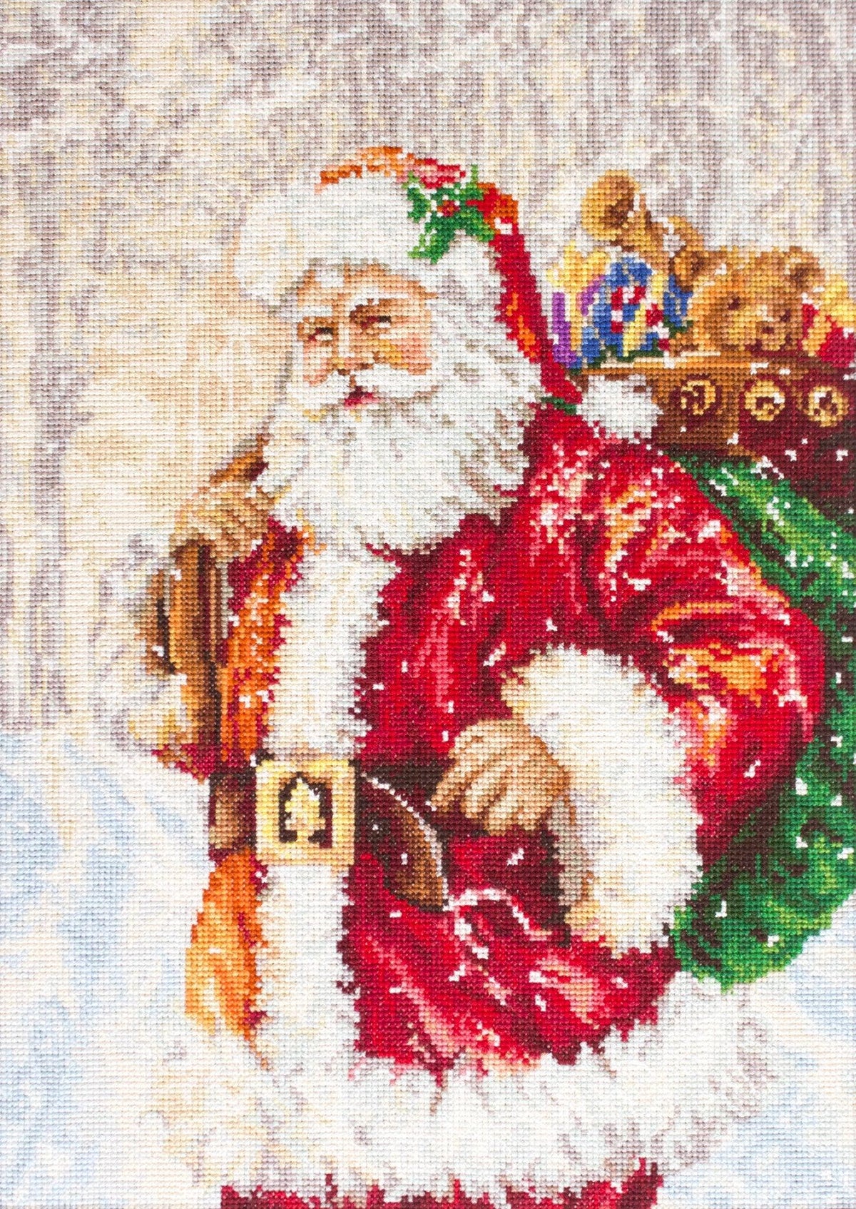 Kit completo da ricamo a mezzo punto Luca-S G575 – Babbo Natale (Santa Claus). Babbo Natale con un grande sacco pieno di regali, su uno sfondo invernale.