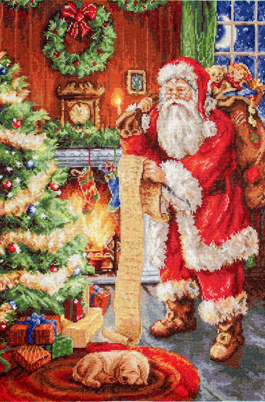 Kit completo da ricamo a mezzo punto Luca-S G578 – Babbo Natale (Santa Claus). Babbo Natale in una stanza addobbata per Natale, accanto a un albero decorato e ai regali.