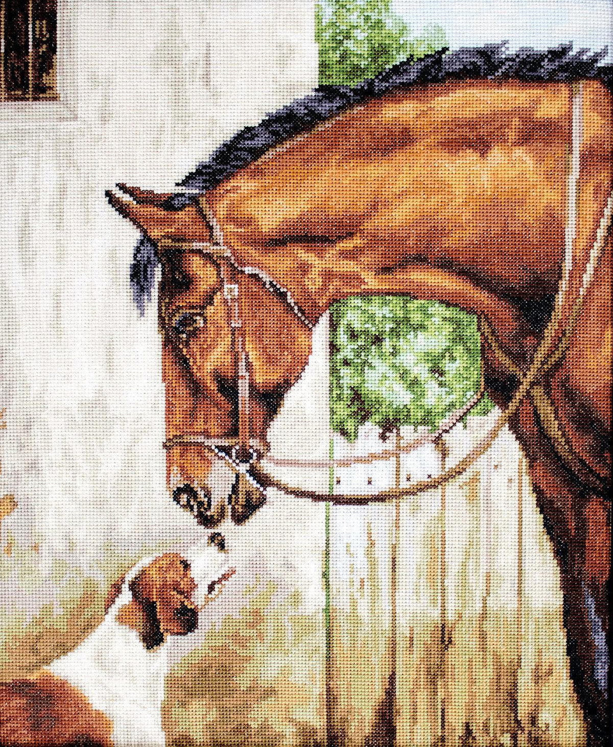 Kit completo da ricamo a mezzo punto Luca-S G580 – Cacciatore e foxhound (Hunter and Foxhound). Un cavallo marrone abbassa la testa verso un cane foxhound, accanto a una staccionata.
