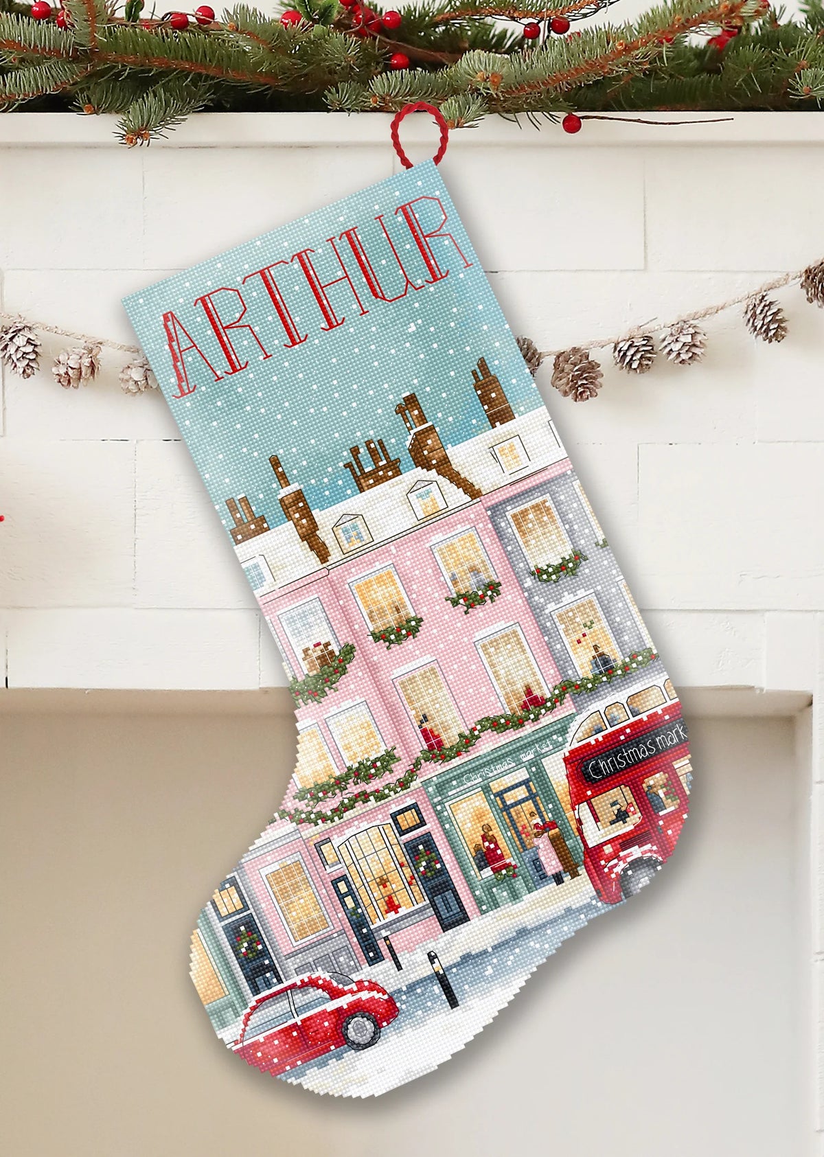 L10-004 Kit punto croce Letistitch London Winter Charm Stocking – calza natalizia con case londinesi e autobus rosso