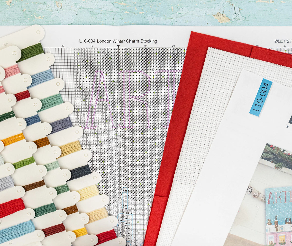 L10-004 Letistitch London Winter Charm Stocking – schema, filati e feltro rosso inclusi nel kit