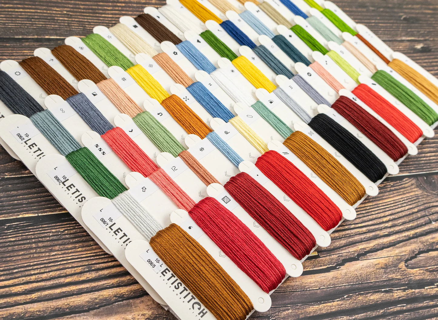 L10-006 Letistitch Toy Wonderland – filati mouliné preselezionati inclusi nel kit