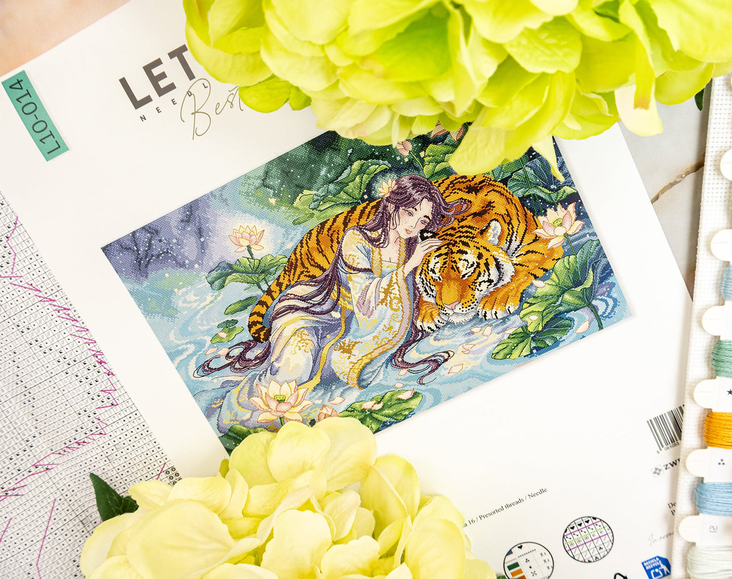 L10-014 Letistitch Tiger’s Embrace – design del ricamo con donna, tigre e fiori di loto