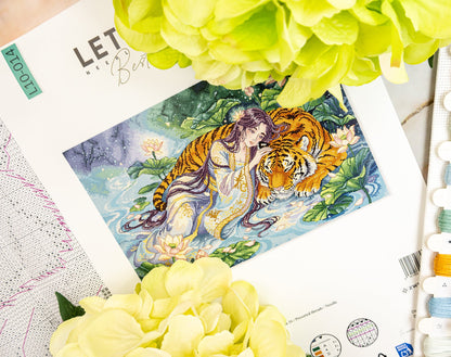 L10-014 Letistitch Tiger’s Embrace – design del ricamo con donna, tigre e fiori di loto