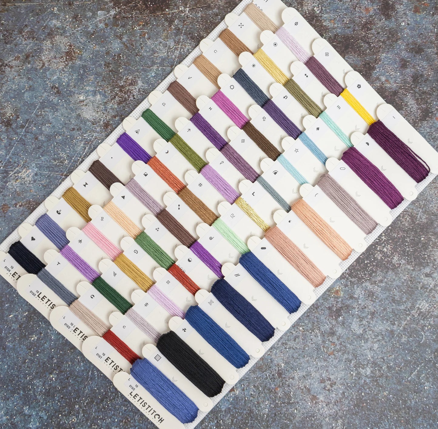 L10-015 Letistitch The Magic Shelf – filati preselezionati inclusi nel kit