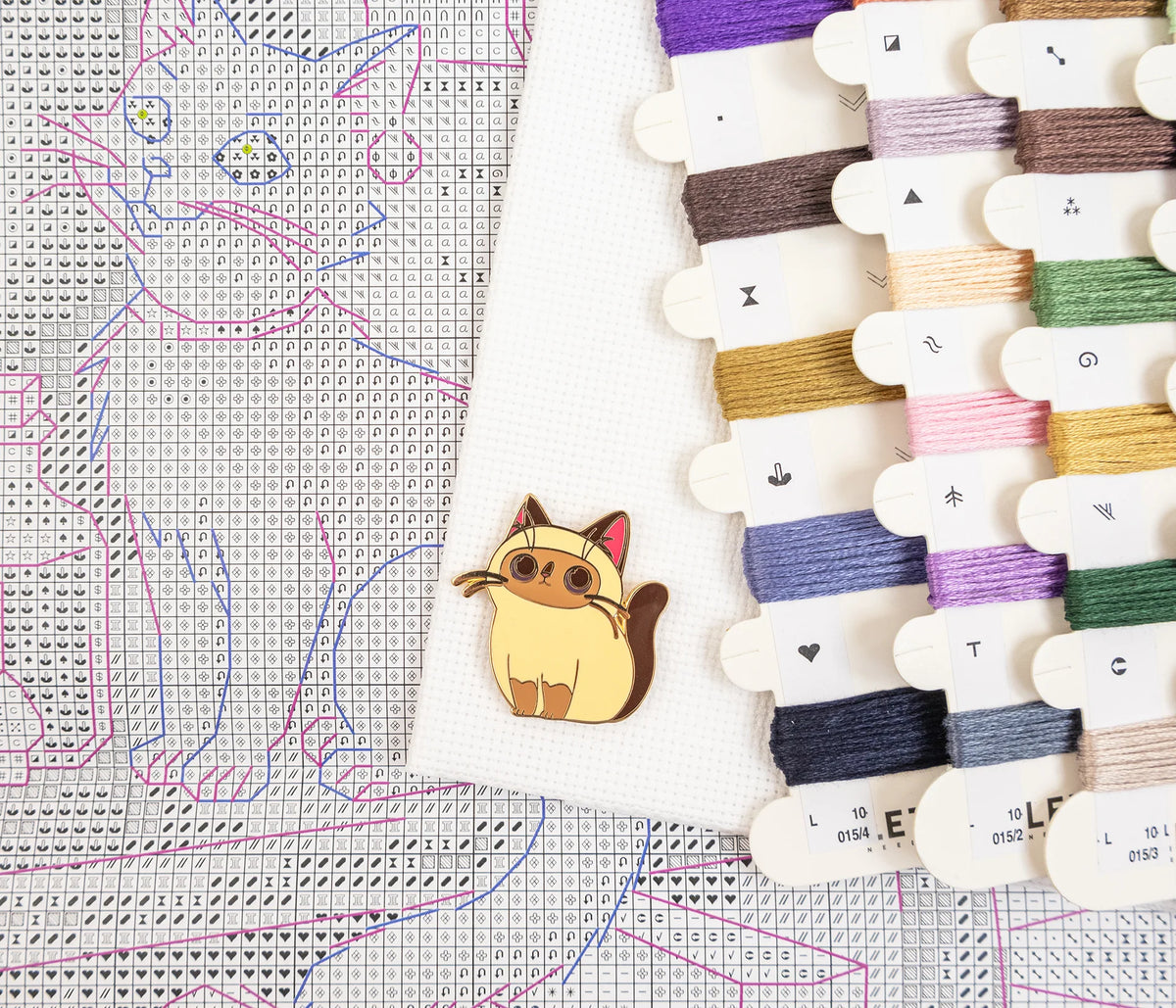 L10-015 Letistitch The Magic Shelf – schema, filati preselezionati e accessorio a forma di gatto