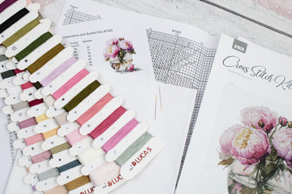 Luca-S B7028 cross stitch chart with threads and embroidery kit materials