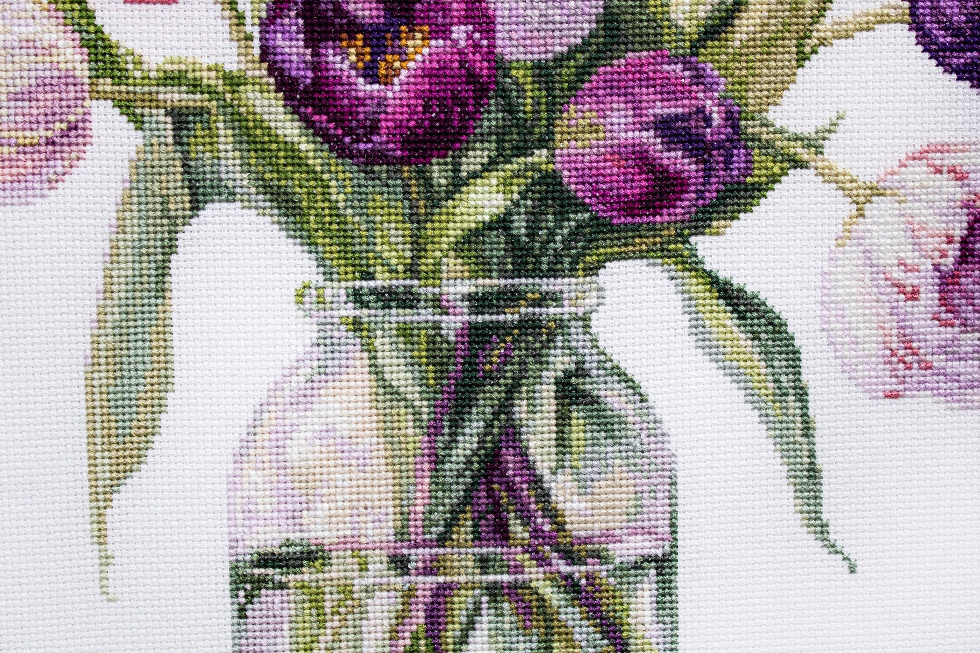 Detailed tulips embroidery stitches Luca-S B7029 cross stitch kit