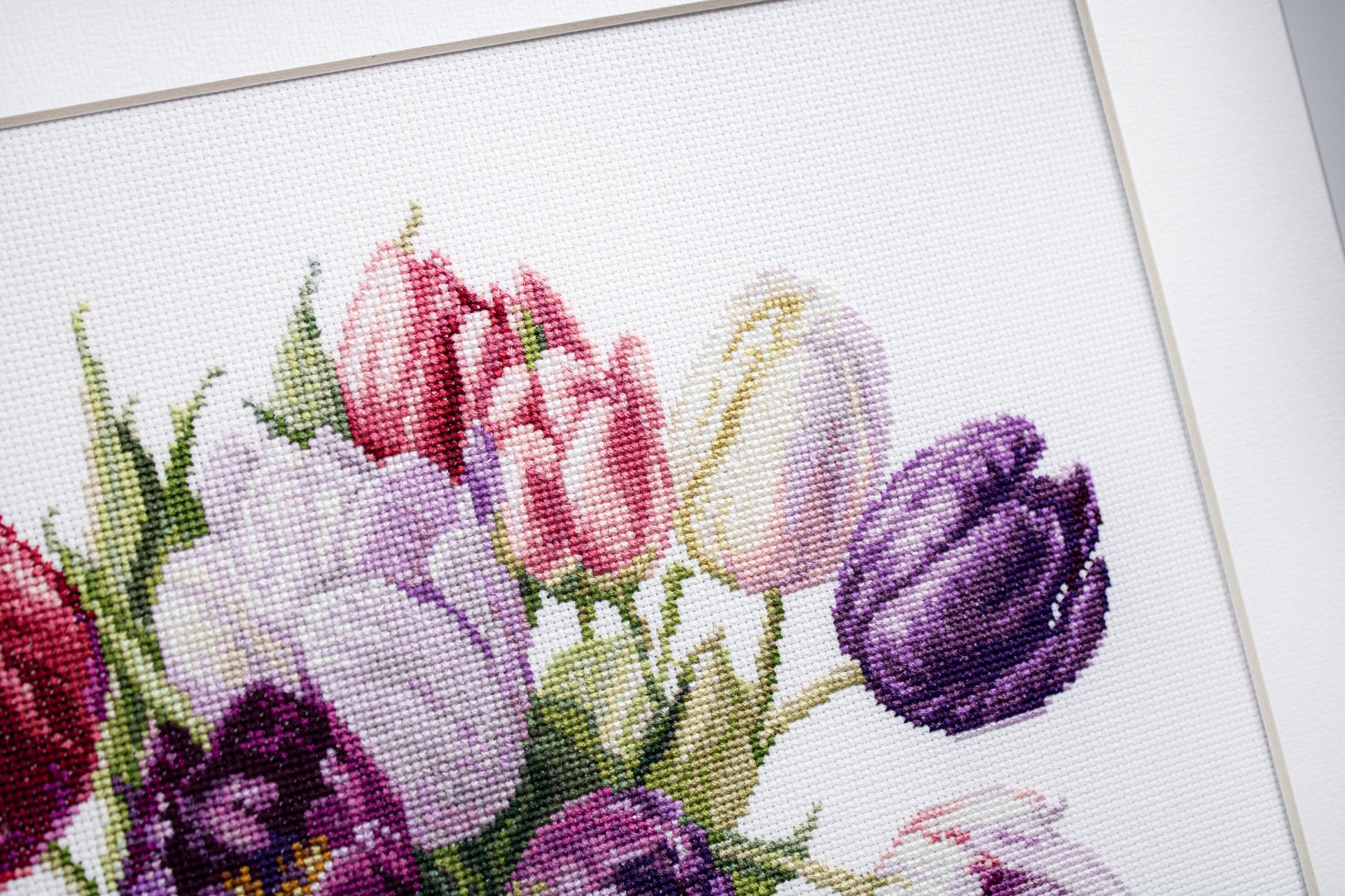 Luca-S B7029 tulips cross stitch framed artwork as home decor